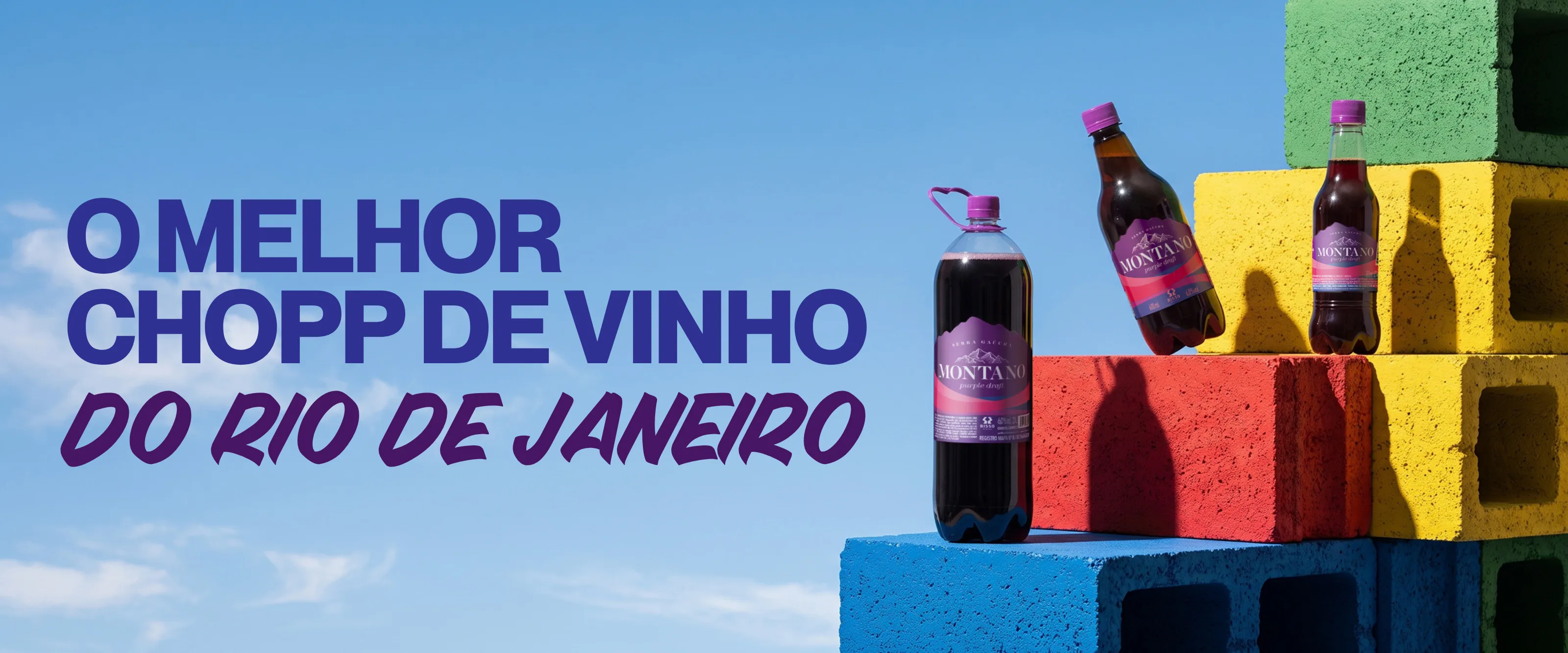 O melhor chopp de vinho do Rio de Janeiro. Garrafas de Montano Purple Draft sobre blocos de concreto coloridos, ao ar livre.