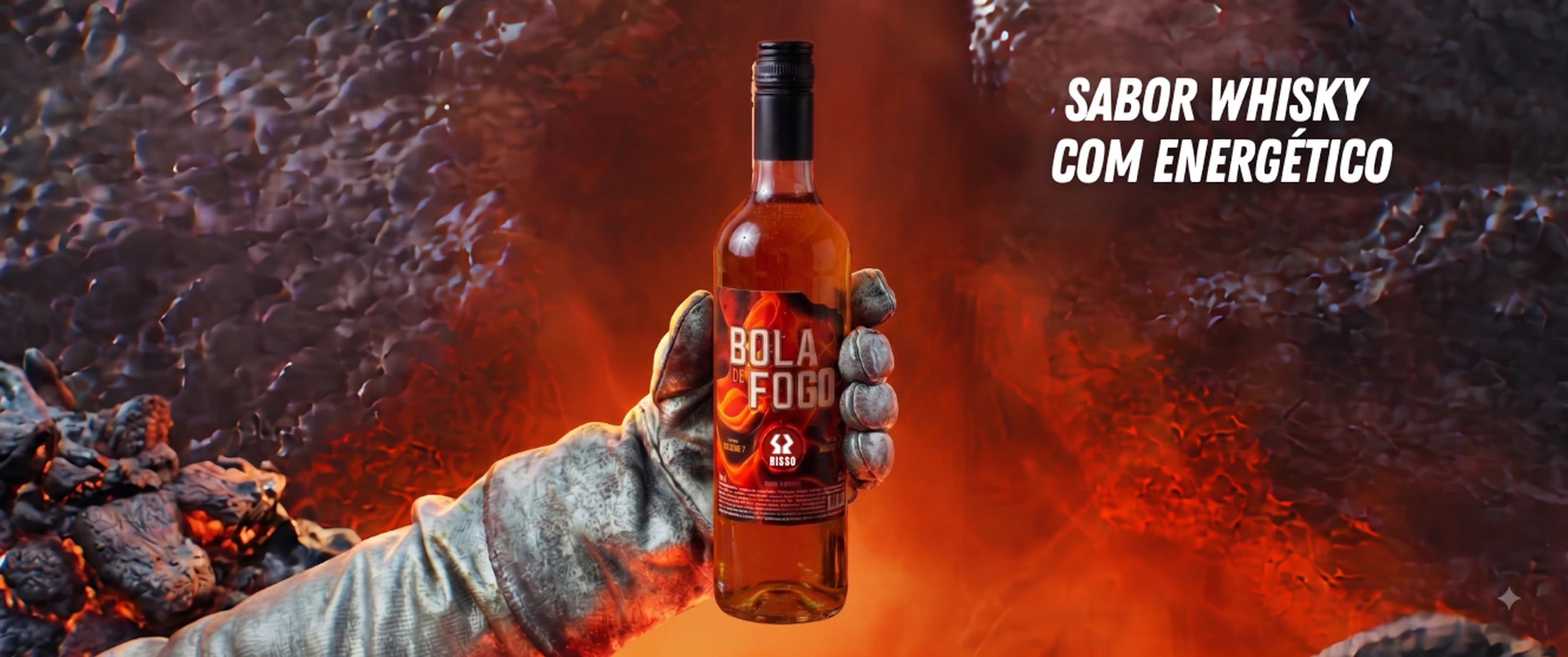 Mão com luva de proteção segurando a garrafa Bola de Fogo em meio às chamas, com o texto Sabor whisky com energético.