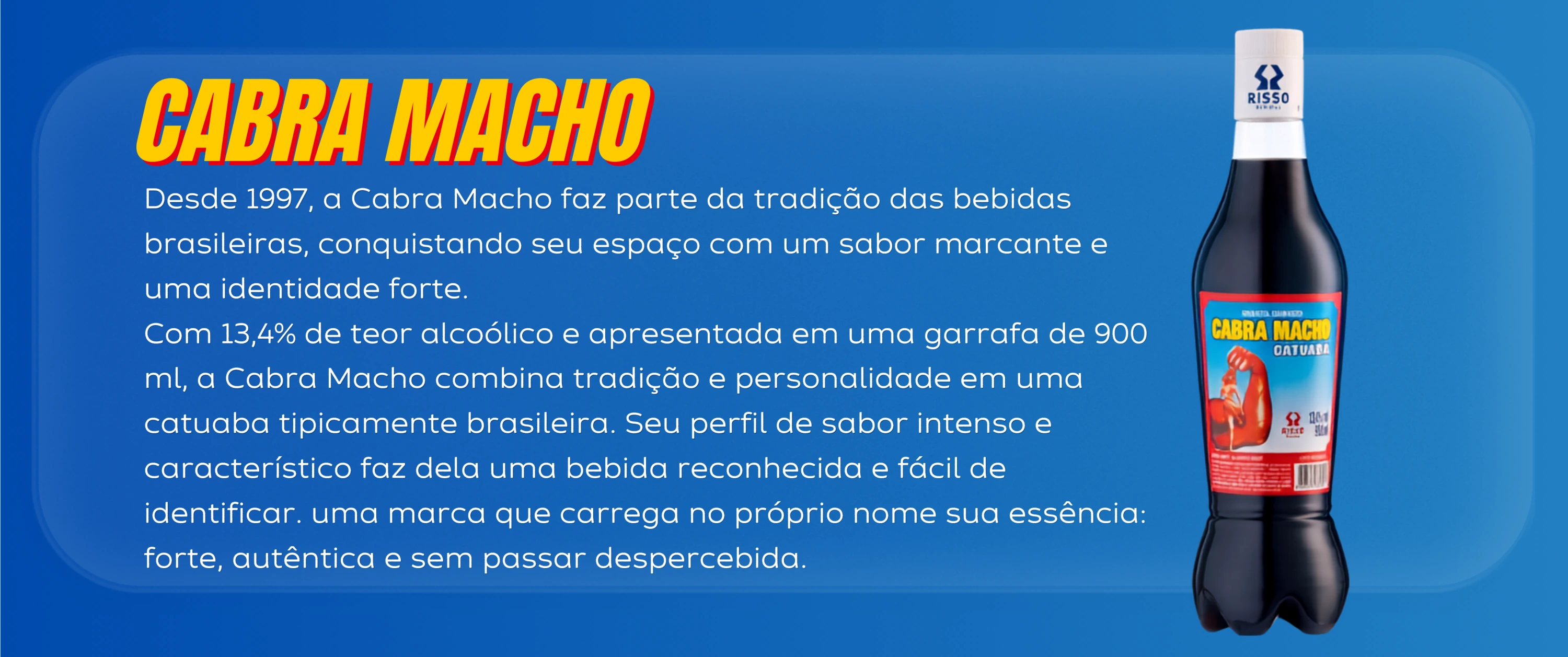 Garrafa de Cabra Macho sobre fundo azul, com o texto Cabra Macho: desde 1997, faz parte da tradição das bebidas brasileiras, conquistando seu espaço com um sabor marcante e uma identidade forte.