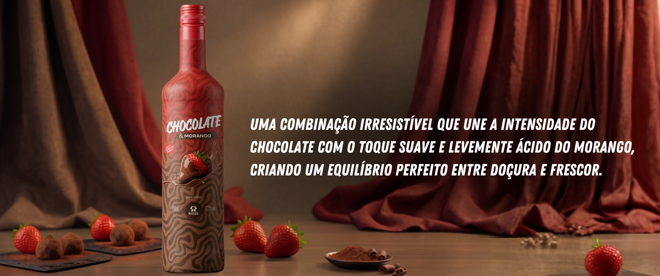 Garrafa de Chocolate e Morango entre morangos e trufas, com o texto Uma combinação irresistível que une a intensidade do chocolate com o toque suave e levemente ácido do morango, criando um equilíbrio perfeito entre doçura e frescor.