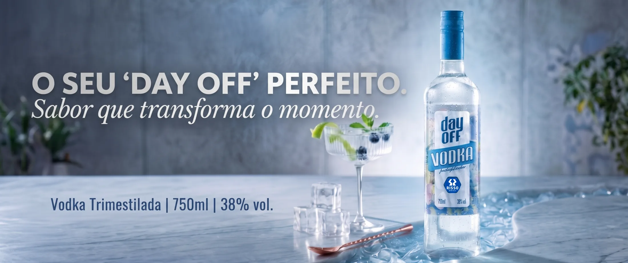 Garrafa de Day Off Vodka ao lado de um drinque com limão e mirtilos, com o texto O seu Day Off perfeito, sabor que transforma o momento.