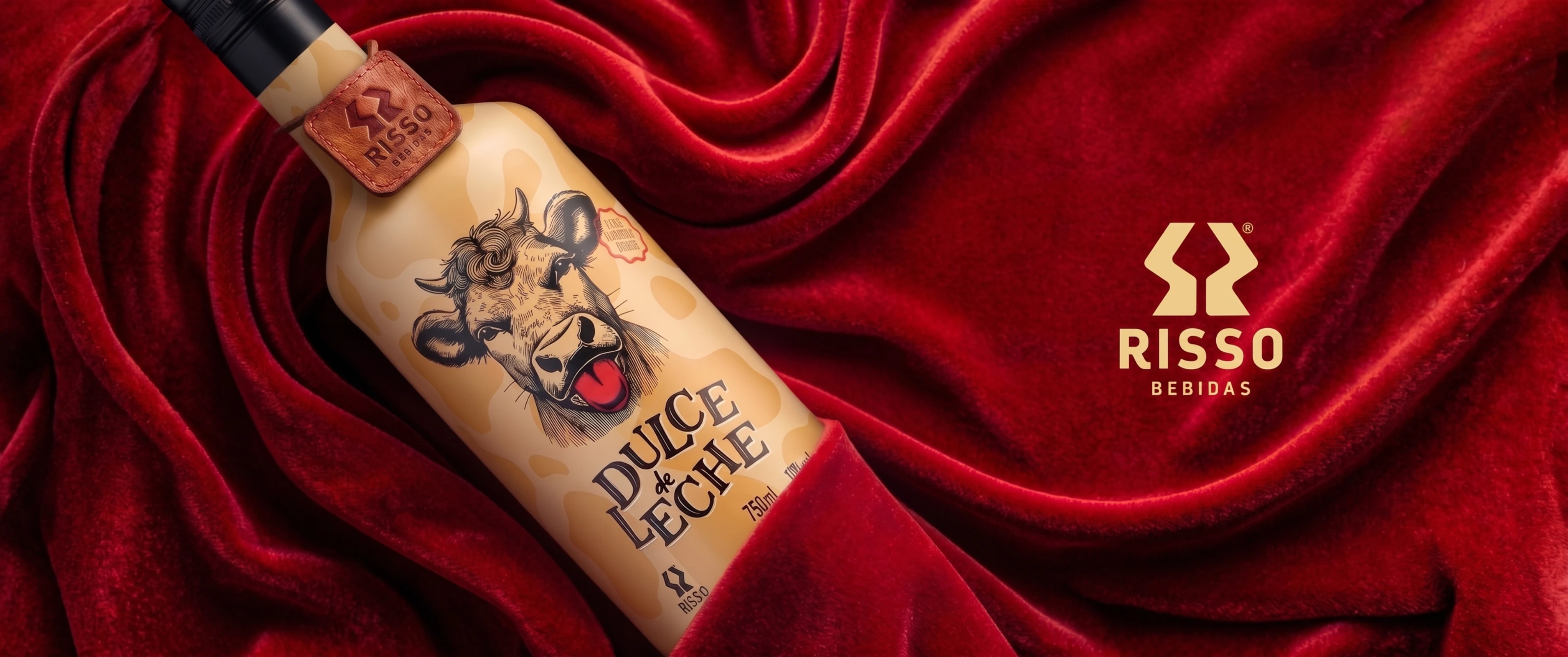 Garrafa de Dulce de Leche sobre veludo vermelho, ao lado do logotipo Risso Bebidas.