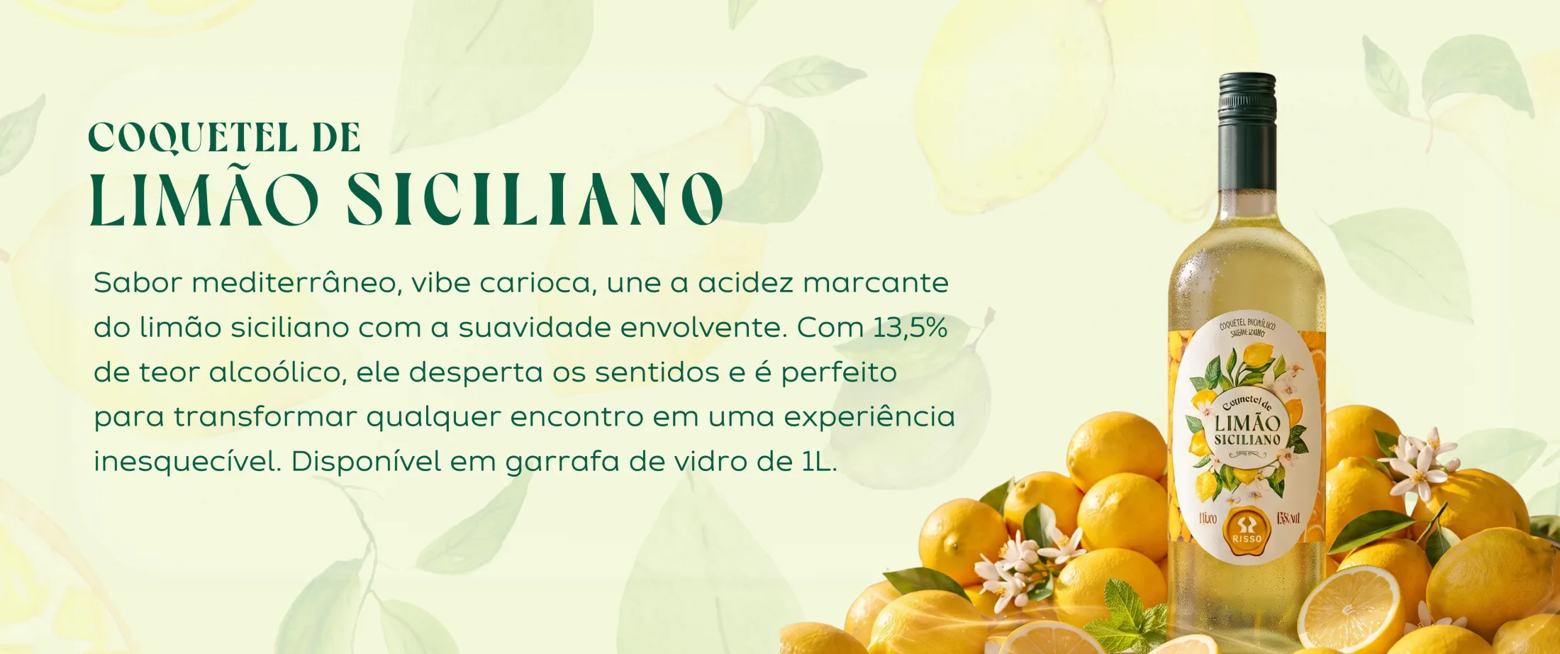 Garrafa de Coquetel de Limão Siciliano cercada de limões e flores frescas.
