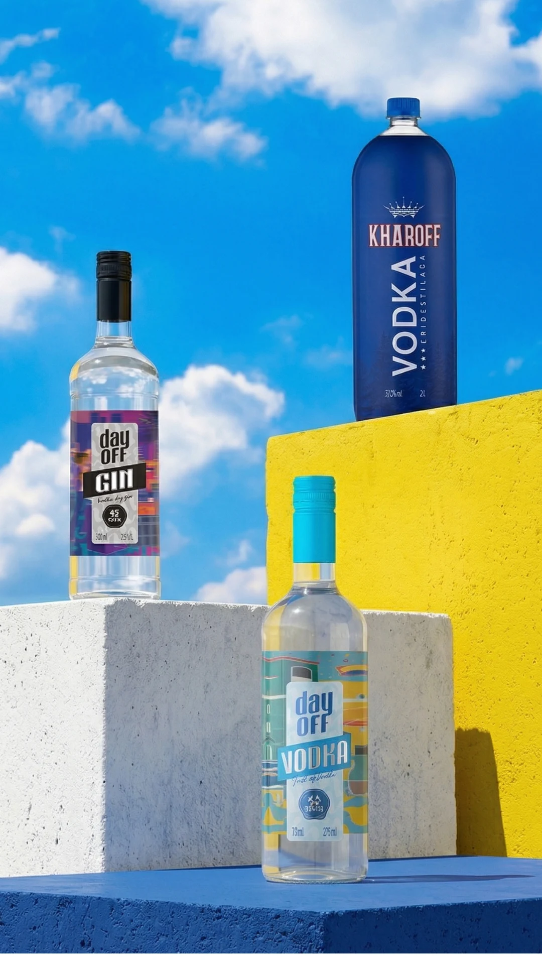 Garrafas de Day Off Gin, Day Off Vodka e Kharoff Vodka, com o selo Destilados