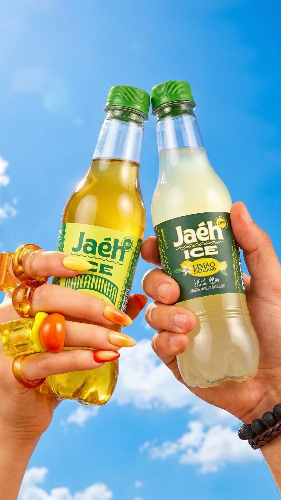 Mãos brindando com garrafas Jaéh Ice Bananinha e Limão Siciliano, com o selo Gaseificados