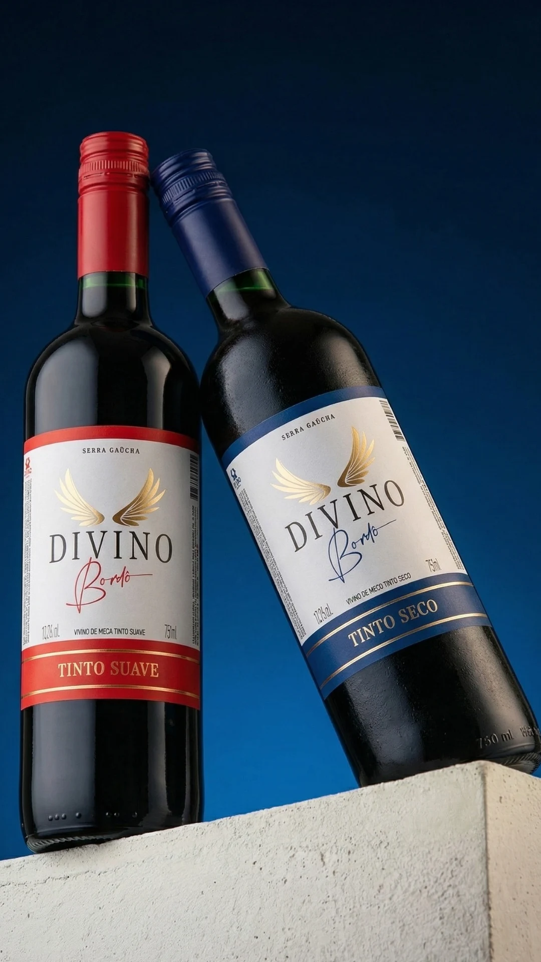 Garrafas de Divino Bordô, tinto suave e seco, com o selo Vinhos