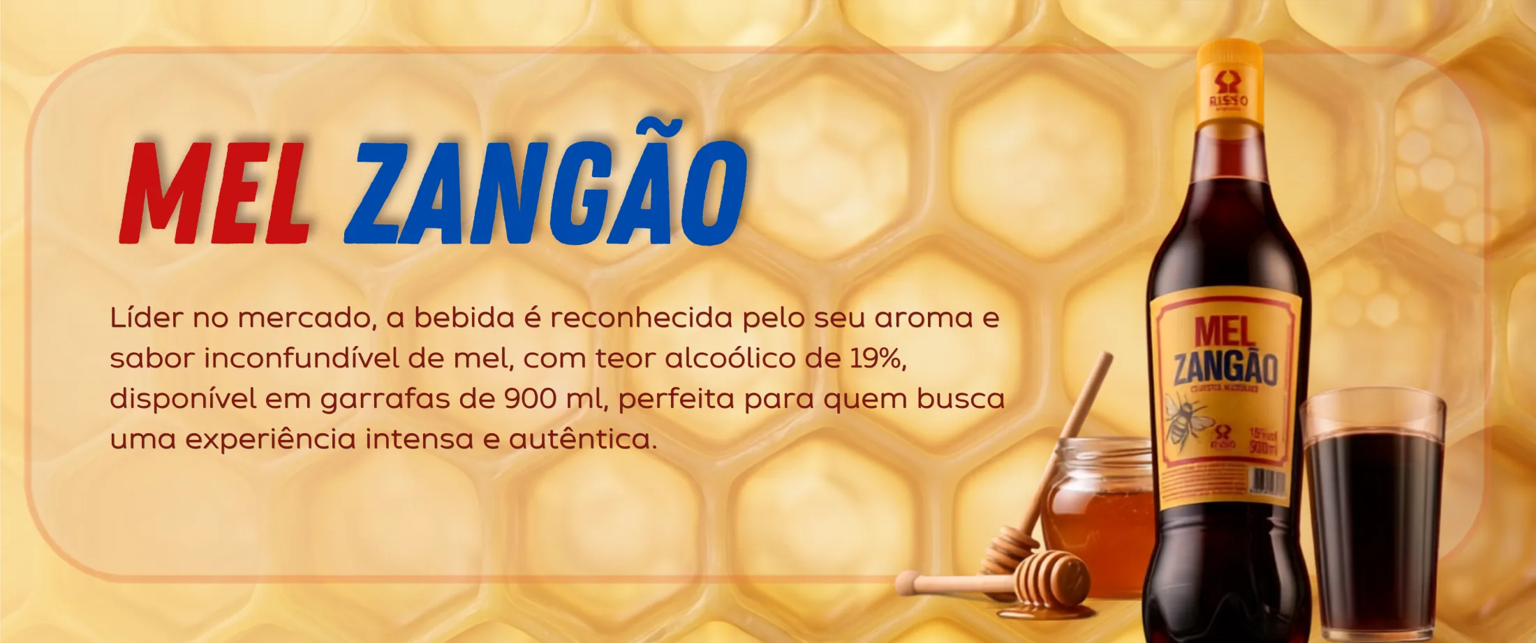 Garrafa de Mel Zangão ao lado de um pote de mel e um copo servido, sobre fundo de colmeia.