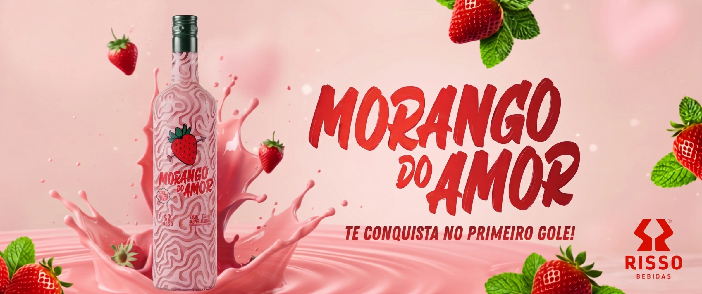 Garrafa de Morango do Amor entre morangos, folhas de hortelã e respingos rosados, com o texto Morango do Amor: te conquista no primeiro gole.
