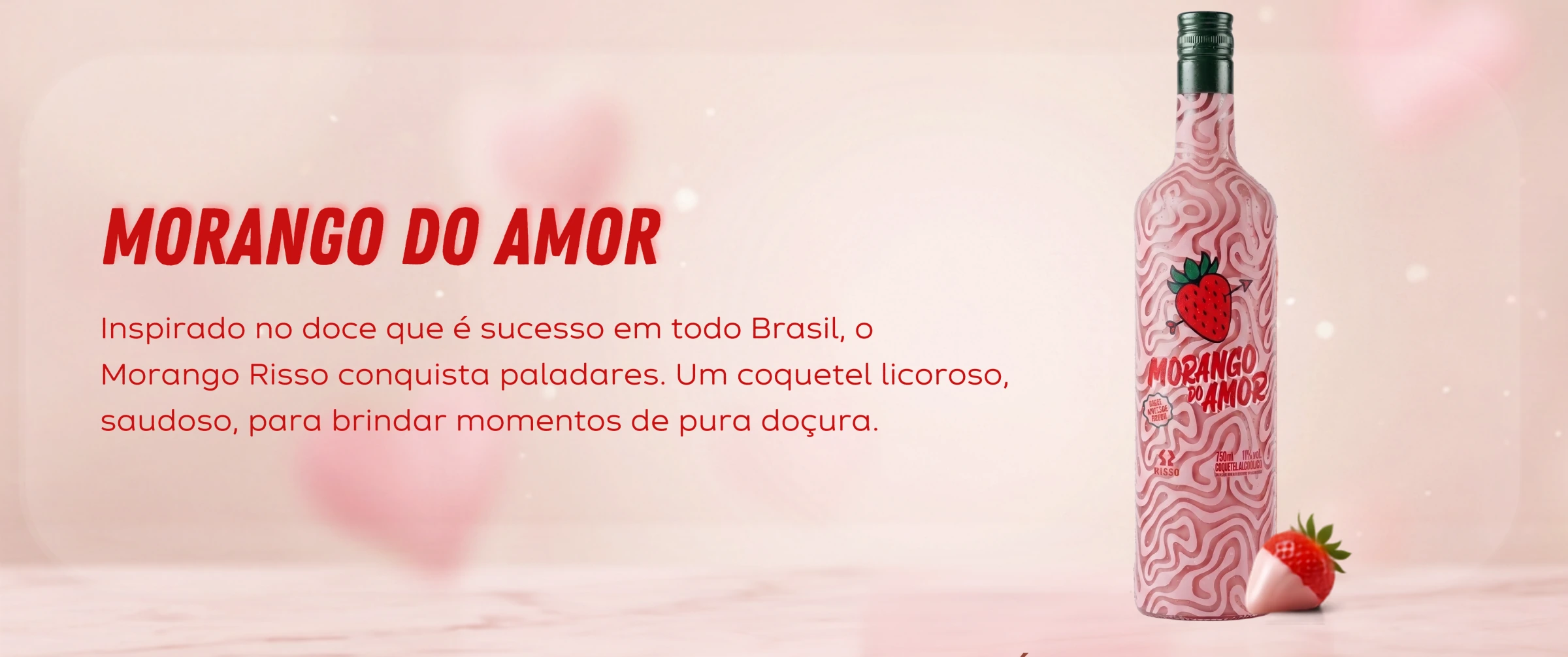 Garrafa de Morango do Amor ao lado de um morango banhado em chocolate branco, com o texto Morango do Amor: inspirado no doce que é sucesso em todo Brasil.