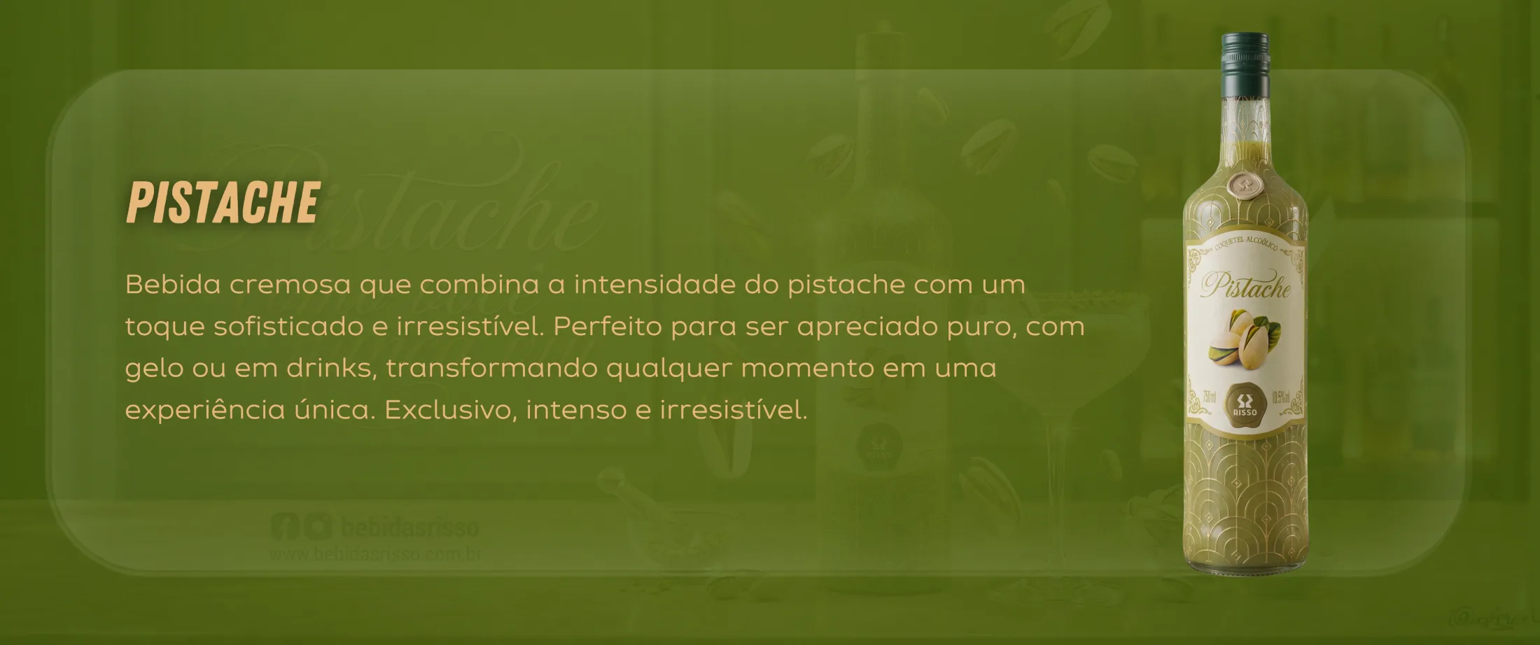 Garrafa de Pistache sobre fundo verde com pistaches, texto Bebida cremosa que combina a intensidade do pistache com um toque sofisticado.